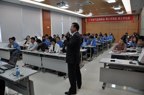 广日电气喜迎亚运职工学英语学礼仪